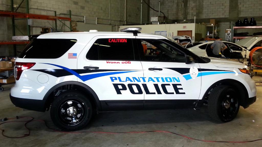 white plantation police car with black and blue color design